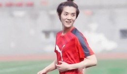 李璇爆料足球明星视频,揭秘球场背后的故事